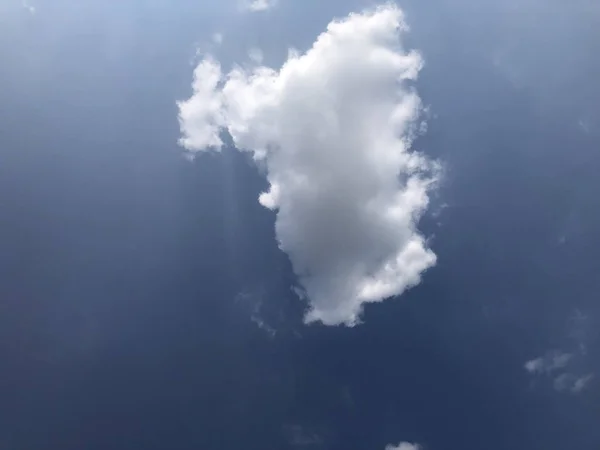 青と澄んだ空の雲. — ストック写真