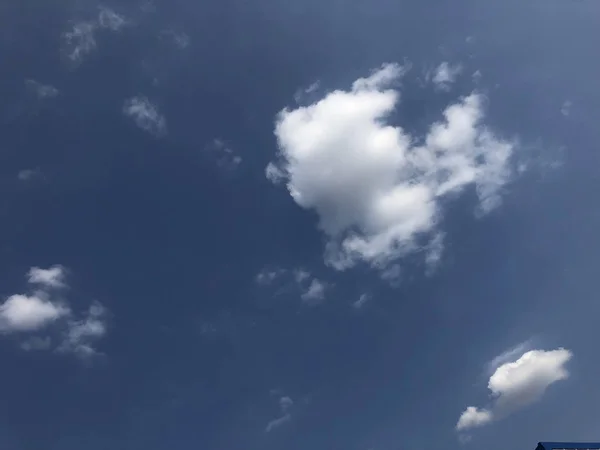 Облака на голубом и ясном небе . — стоковое фото