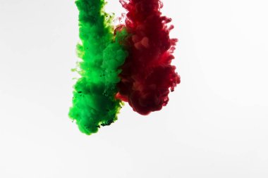 Yeşil ve kırmızı soyut akrilik boya beyaz bir renge yayılmış.