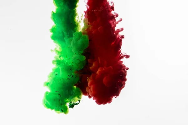 Spraiyng abstrait de peinture acrylique vert et rouge sur un blanc — Photo
