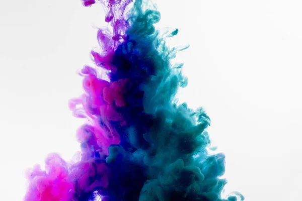 Růžová a modrá barva abstraktní akrylové barvy spraiyng na bílém — Stock fotografie