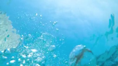 Bir yüzme havuzunda su altında kabarcıklar yavaş hareket görüntüleri.