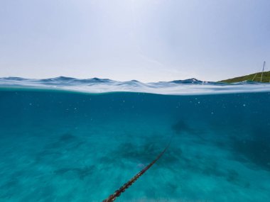 Bir geminin çapa zincirinin sualtı görüntüsü.