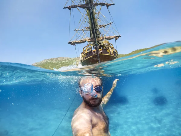 Half underwater selfie with a Boat tour boat. — Stock Photo, Image