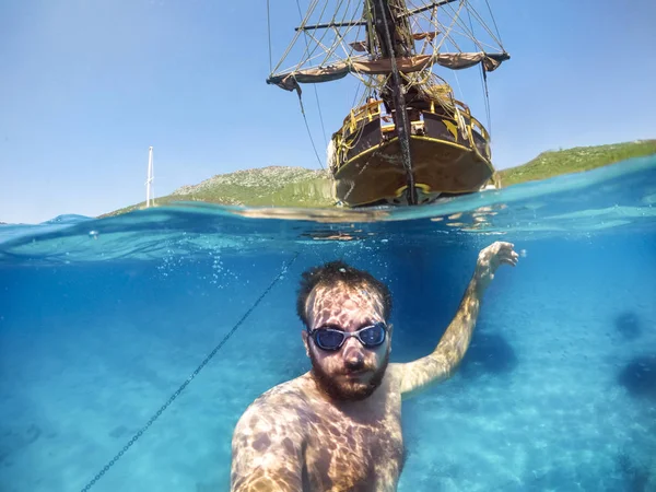 Halb-Unterwasser-Selfie mit einem Boot. — Stockfoto