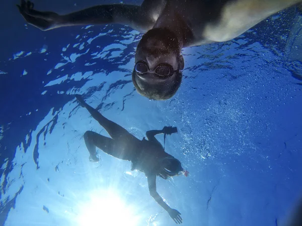 Onderwater selfie van twee personen. — Stockfoto