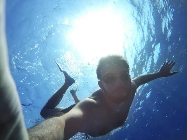 Selfie subaquático de um homem . — Fotografia de Stock