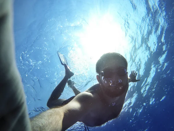 Подводное селфи человека . — стоковое фото