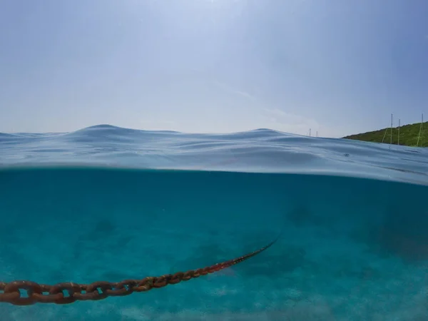 Onderwaterzicht van een ankerketting van een schip. — Stockfoto