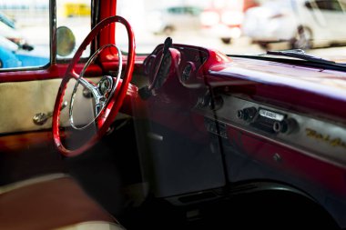 Kırmızı renkli 1957 Chevrolet 'nin direksiyon ve gösterge paneli