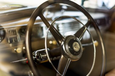 1948 model Plymouth Deluxe 'un direksiyon ve gösterge paneli.