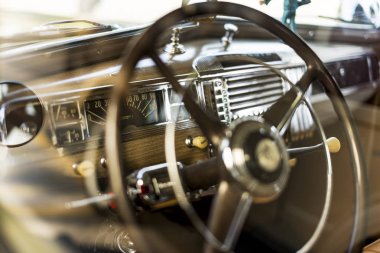 1948 model Plymouth Deluxe 'un direksiyon ve gösterge paneli.