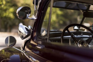 1948 model bir P 'nin sol penceresinden direksiyon ve gösterge paneli görüntüsü