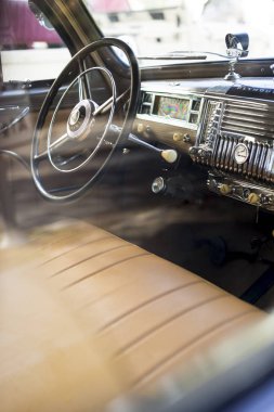 1948 model Plymouth Deluxe 'un direksiyon ve gösterge paneli.