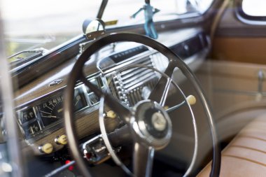 1948 model Plymouth Deluxe 'un direksiyon ve gösterge paneli.