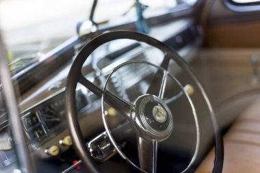 1948 model Plymouth Deluxe 'un direksiyon ve gösterge paneli.