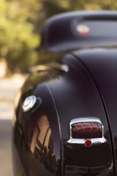 Achteraanzicht van een Donker Rood zwart gekleurd 1948 Plymouth Deluxe. — Stockfoto