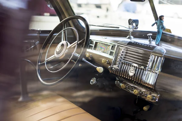 Volante y tablero de instrumentos vista de un Plymouth Deluxe 1948 . — Foto de Stock