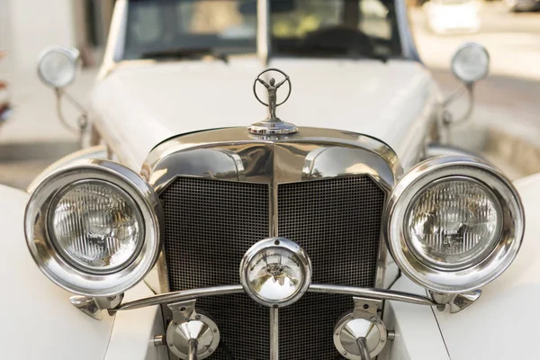 Framifrån av en 1936 Mercedes 500k Heritage Legacy. — Stockfoto