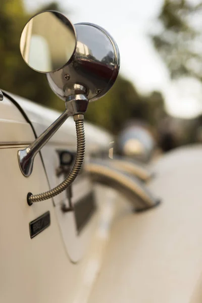Egy 1936-os Mercedes 500k Heritage Legacy tükörképe. — Stock Fotó