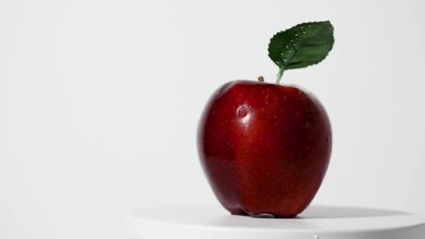 Selbstdrehender Roter Apfel Mit Einem Blatt Auf Weißem Hintergrund — Stockvideo