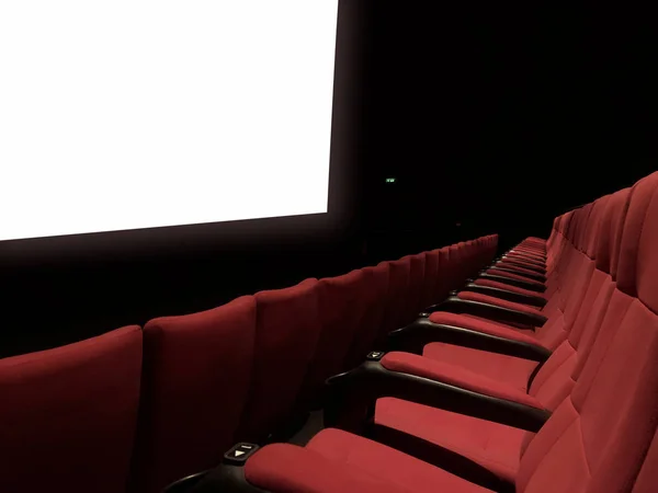 Assentos de cinema de cor vermelha sem pessoas . — Fotografia de Stock