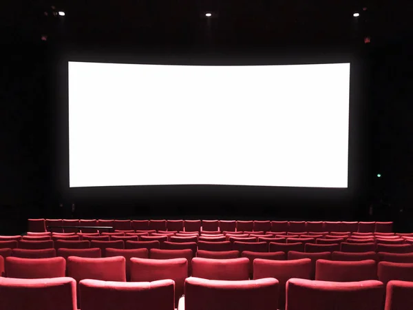 Cine con sillones vacíos y cortina de cine vacía . — Foto de Stock