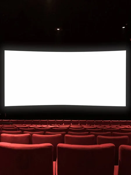 Boş koltukları ve boş sinema perdesi olan bir sinema salonu..
