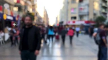 Defocused kalabalık insanlara yürüyüş.
