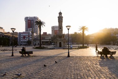 Saat kulesi ve Konak Meydanı İzmir Türkiye ve bazı kişiler 