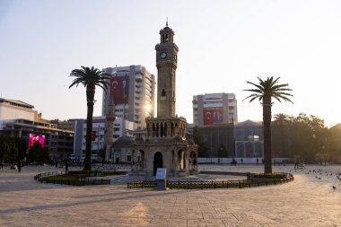 Saat kulesi ve Konak Meydanı İzmir Türkiye ve bazı kişiler 