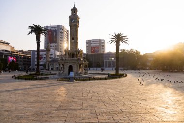 Saat kulesi ve Konak Meydanı İzmir Türkiye ve bazı kişiler 