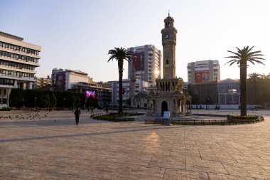 Saat kulesi ve Konak Meydanı İzmir Türkiye ve bazı kişiler 