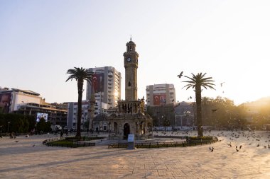 Saat kulesi ve Konak Meydanı İzmir Türkiye ve bazı kişiler 