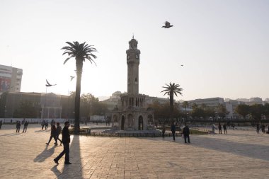 Saat kulesi ve Konak Meydanı İzmir Türkiye ve bazı kişiler 