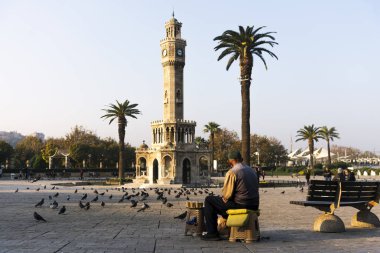 Kıdemli Tohum satıcı adam Saat önünde bir tabure üzerinde oturan 