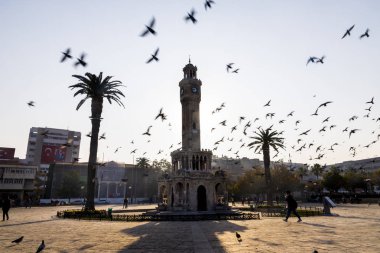 Saat kulesi ve Konak Meydanı İzmir Türkiye ve bazı kişiler 