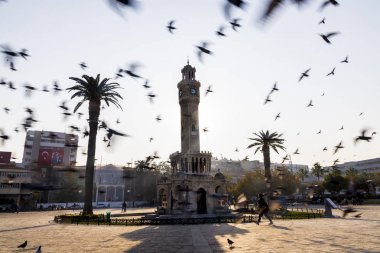 Saat kulesi ve Konak Meydanı İzmir Türkiye ve bazı kişiler 