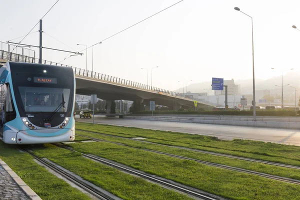 Tranvía sobre raíles cubiertos de hierba. en Izmir Turquía . — Foto de Stock