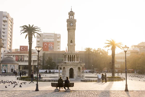 Torre do relógio e algumas pessoas em Konak Square Izmir Turquia e em — Fotografia de Stock