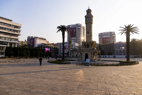 Clock tower and some people at Konak Square Izmir Turkey and in — Stock Photo, Image