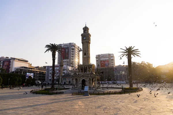 Clock tower and some people at Konak Square Izmir Turkey and in — Stock Photo, Image