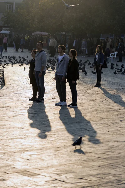 Mensen staan een moment van stilte in de dood herdenking d — Stockfoto