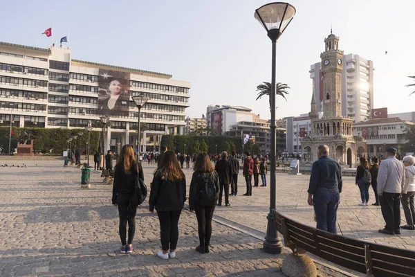 La gente está parada un momento de silencio en la conmemoración de la Muerte d — Foto de Stock