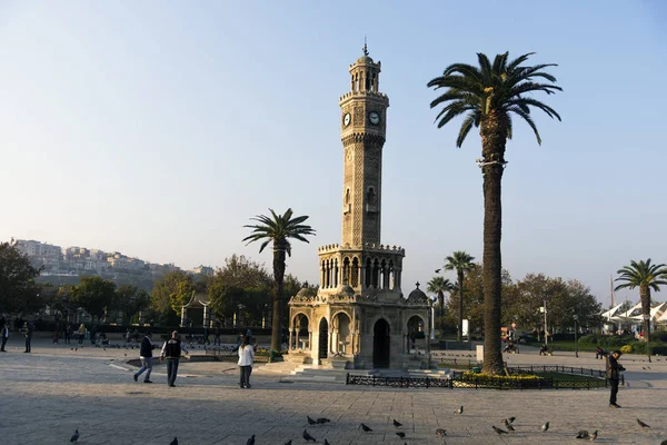 Torre do relógio e algumas pessoas em Konak Square Izmir Turquia e em — Fotografia de Stock