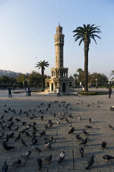 Torre do relógio e algumas pessoas em Konak Square Izmir Turquia e em — Fotografia de Stock