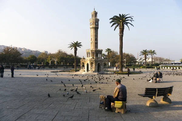 Tour de l'Horloge et quelques personnes à la place Konak Izmir Turquie et dans — Photo