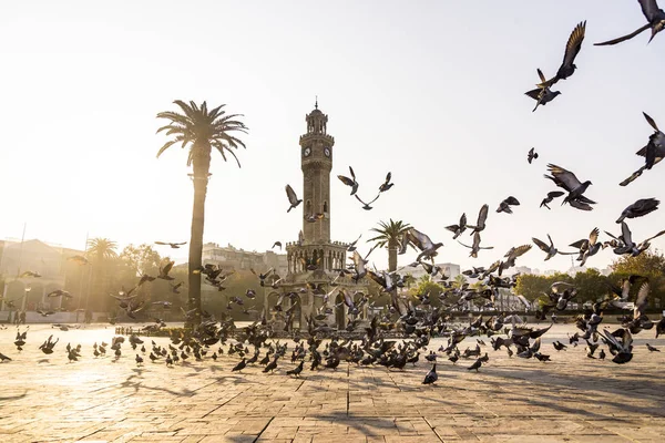 Uhr Turm und einige Menschen auf dem Konak-Platz izmir Türkei und in — Stockfoto