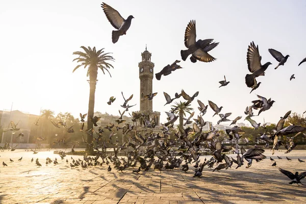 Uhr Turm und einige Menschen auf dem Konak-Platz izmir Türkei und in — Stockfoto