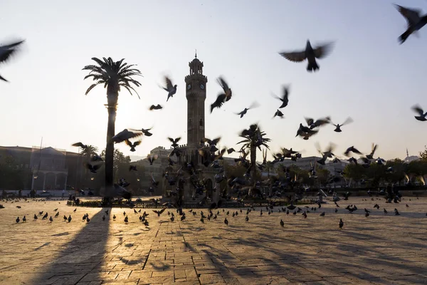 Torre del reloj y algunas personas en la Plaza Konak Izmir Turquía y en — Foto de Stock